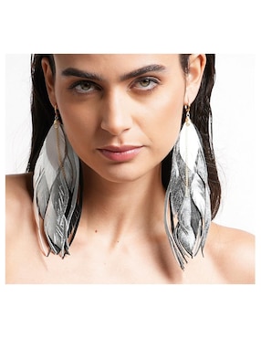 Aretes Largos de pluma Vangania de piel con acabado baño de oro 18k