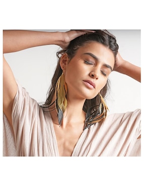 Aretes largos de pluma Vangania de piel con acabado baño de oro 18k