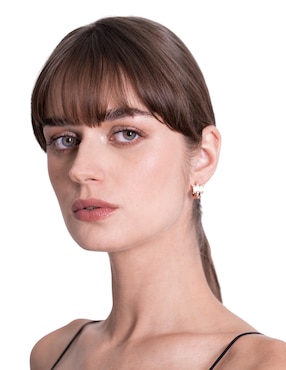 Aretes redonda Pineda Covalin Mariposa con acabado baño de oro rosa cristal