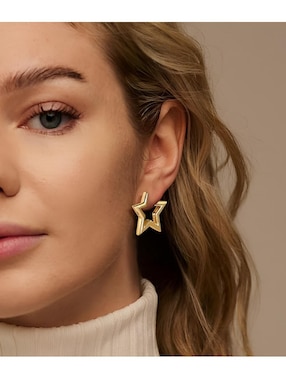 Aretes cortos de estrella Xtellar con acabado baño de oro de 14 K
