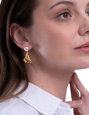 Aretes cortos de mariposa Pineda Covalin con acabado chapa de oro 18 K perla
