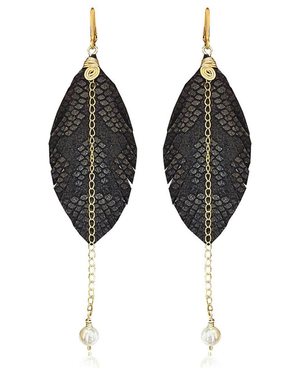 Set de aretes de pluma d con acabado Baño de Oro Perla Set de aretes de pluma d con acabado Baño de Oro Perla