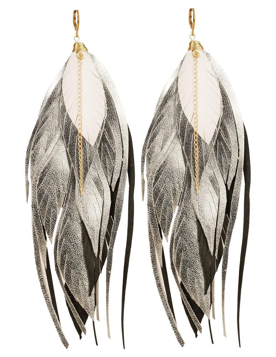 Aretes largos de pluma de piel con acabado baño de oro 18k