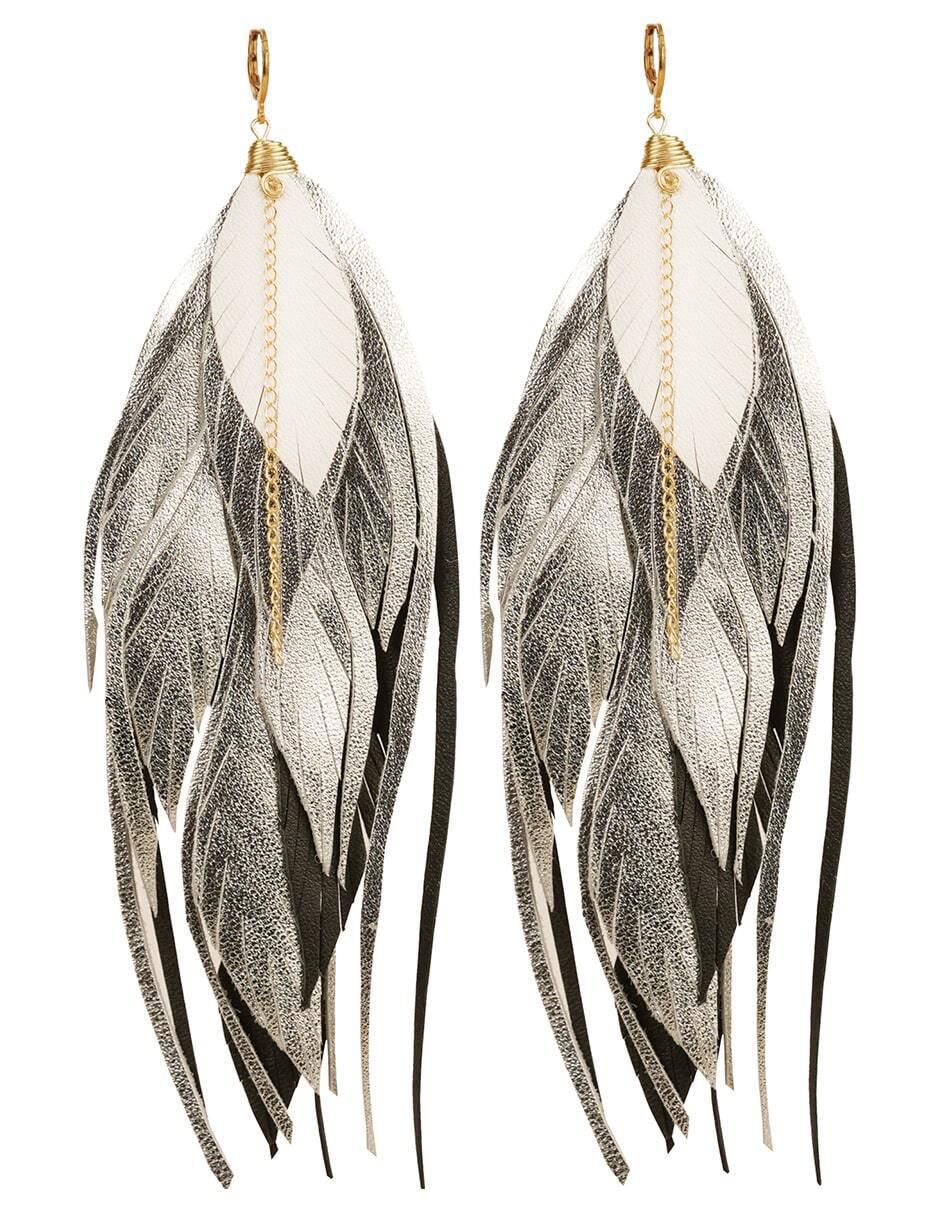 Aretes Largos de pluma de piel con acabado baño de oro 18k