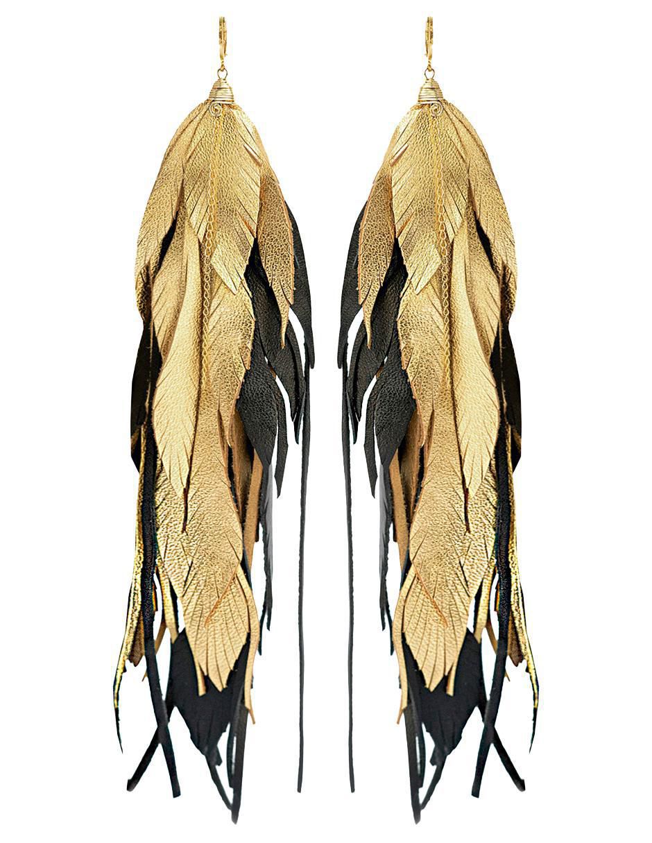 Aretes largos de pluma de piel con acabado baño de oro 18k