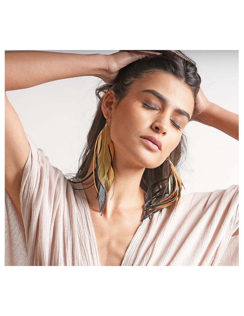 Aretes largos de pluma de piel con acabado baño de oro 18k 2