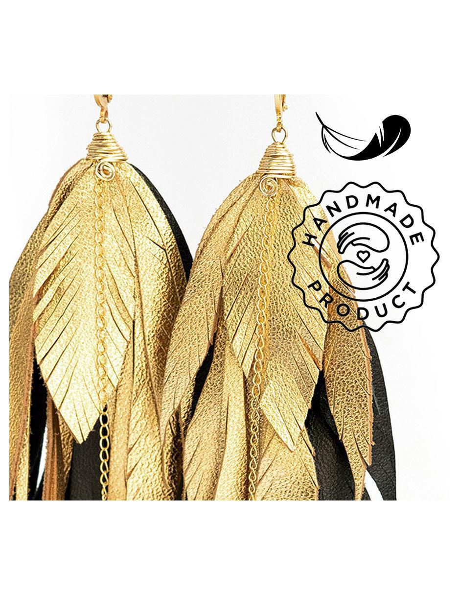 Aretes largos de pluma de piel con acabado baño de oro 18k 3