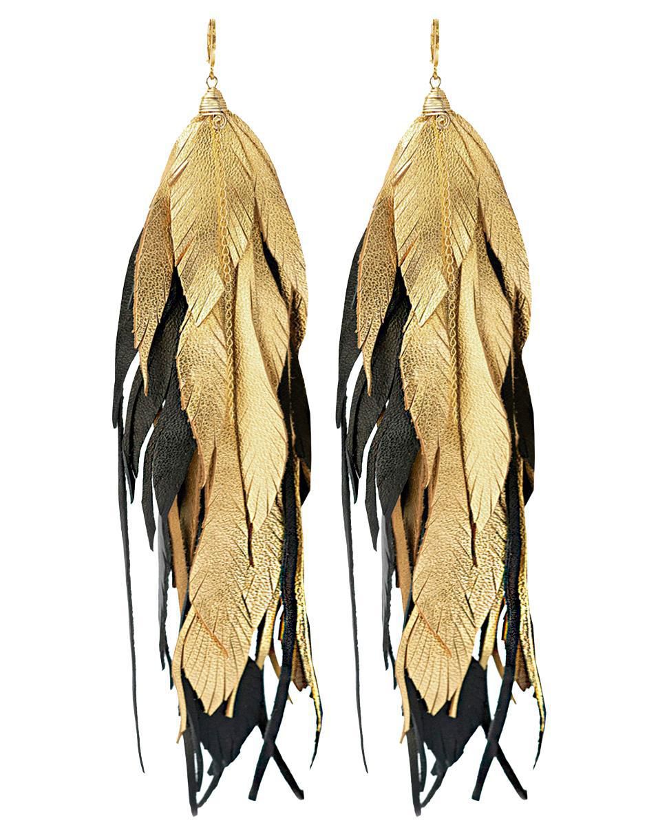 Aretes largos de pluma de piel con acabado baño de oro 18k