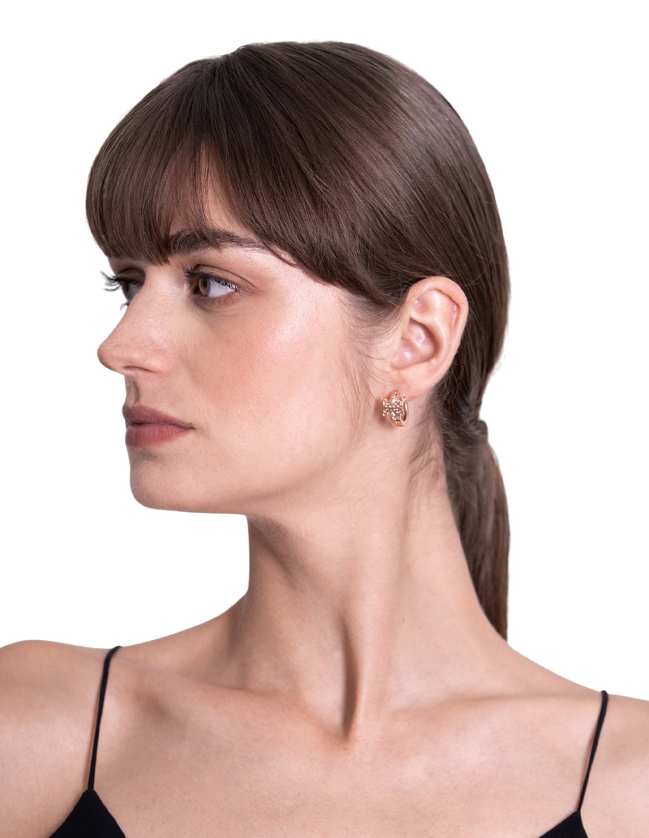 Aretes redonda Mariposa con acabado baño de oro rosa cristal 2