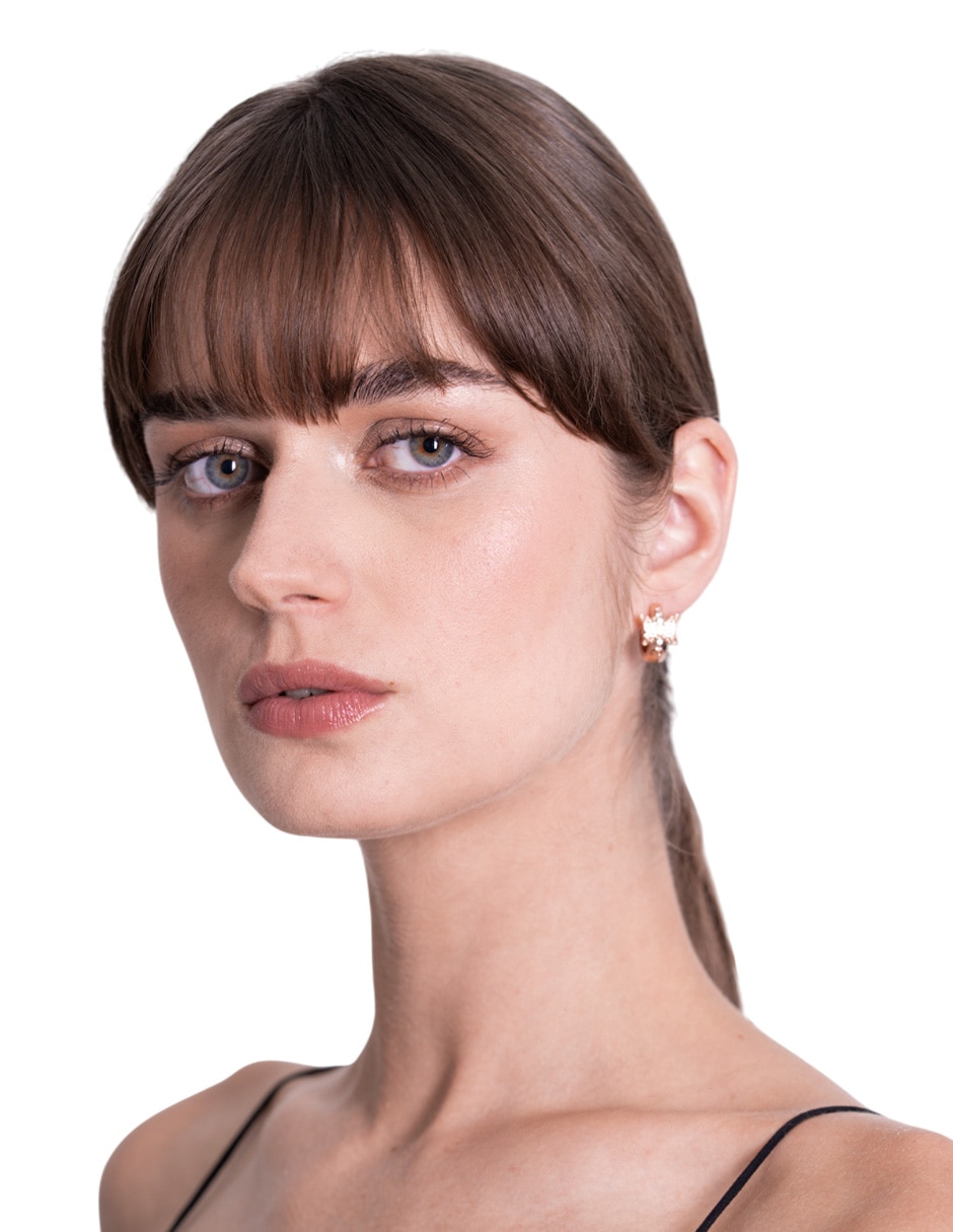 Aretes redonda Mariposa con acabado baño de oro rosa cristal 4