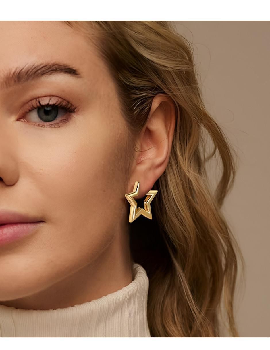 Aretes cortos de estrella con acabado baño de oro de 14 K 3