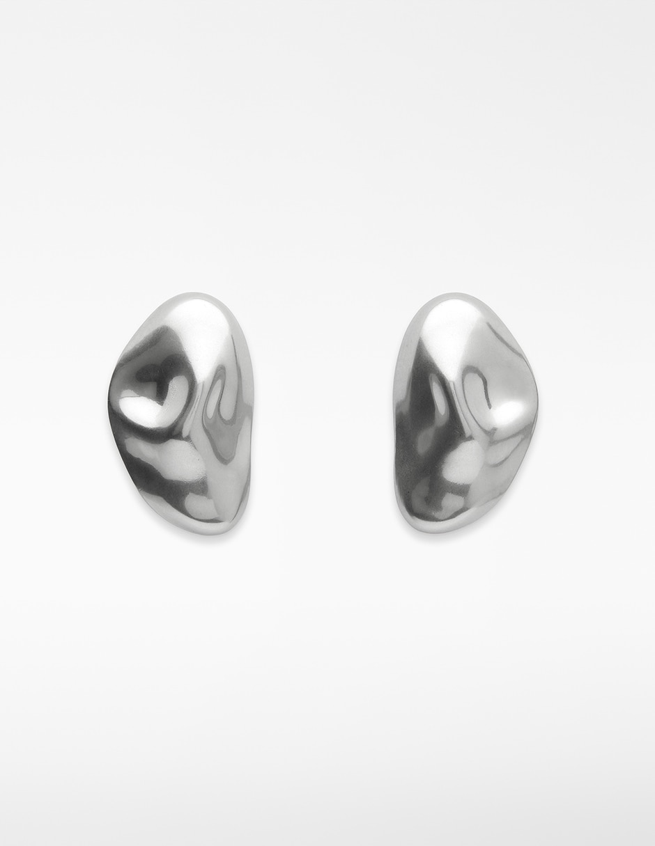 Aretes largos con acabado brillante