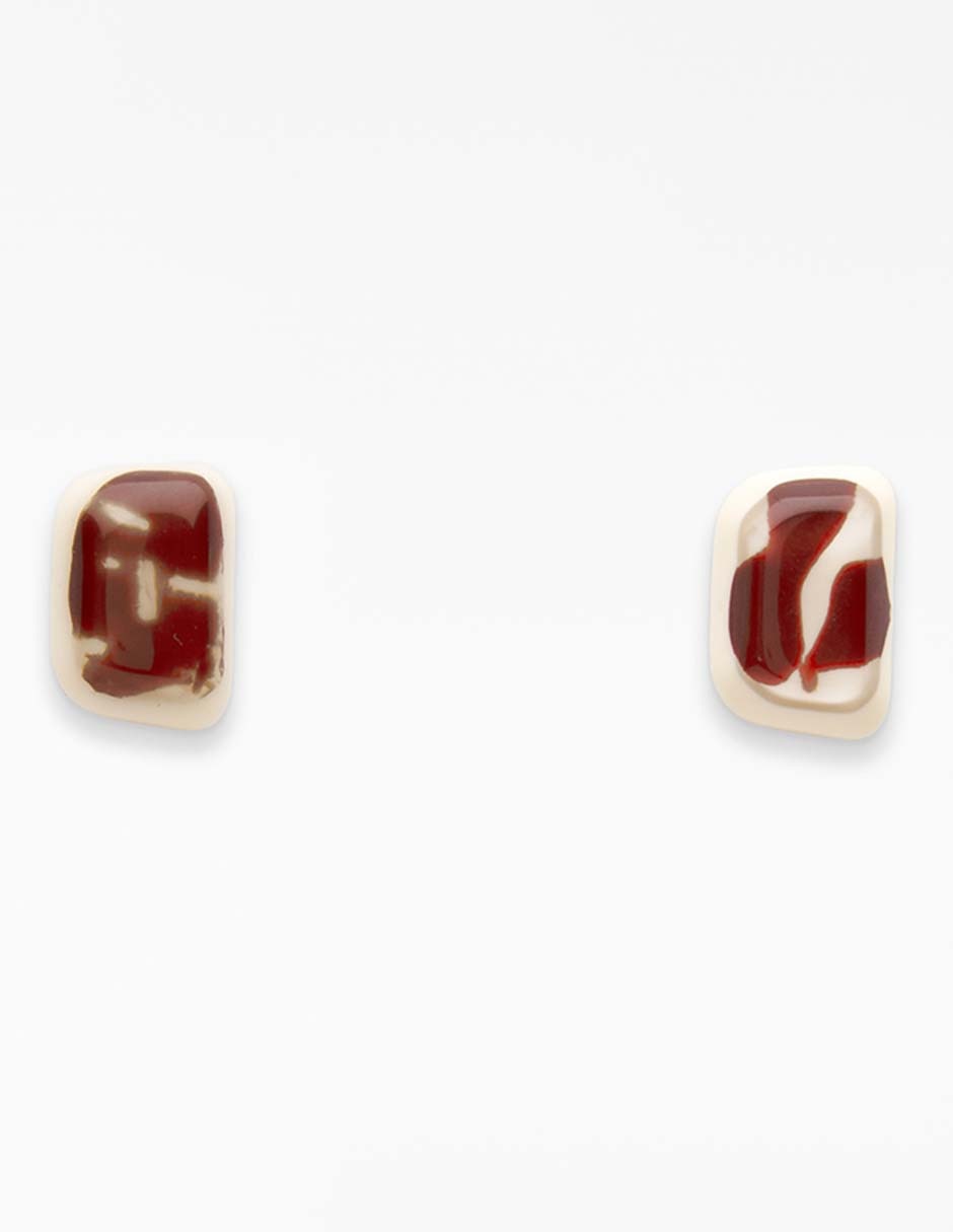 Aretes cortos con acabado liso